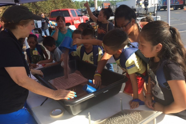 Amazeum Assistant Showing A Group Of Students A Sand Experiment